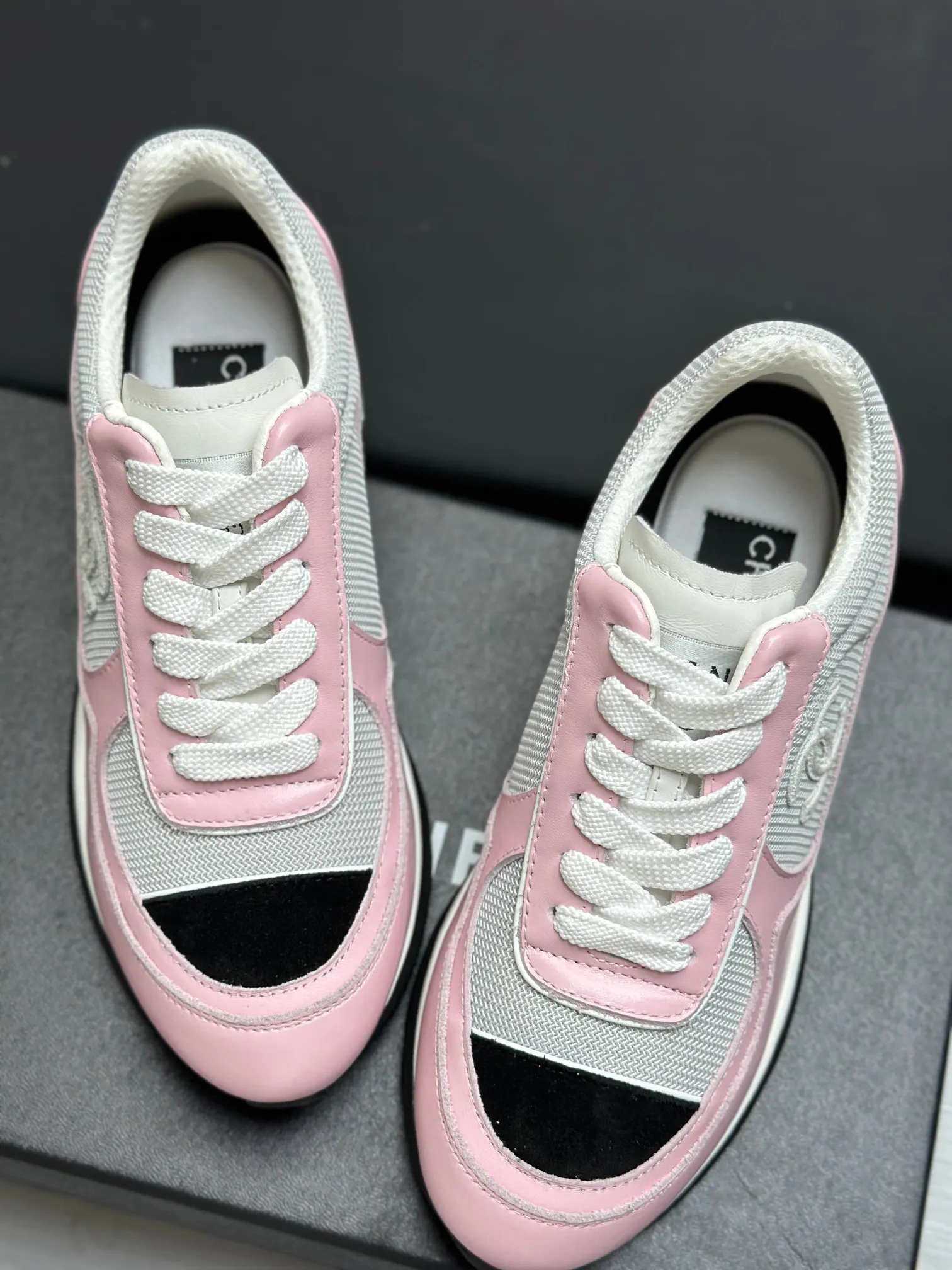 Men's shoes 💰620💰Women's 🚺 Chanel Panda shoes! 2025 counter top casual sports shoes This classic design; the upper is in the style of electric embroidery with various techniques; the outsole is fashionable and sporty; the unusual inclusion of a variety of color matching elements... The diversified mix and match is very good-looking and versatile, and can be used for leisure, fashion, sports, and outdoor... ꫛꫀꪝ Go➫ Materials: ❶Upper made of: original imported first-layer silk cowhide + original waterproof cloth + original first-layer cowhide ❷Inner use: Original Yangli+wang ❸ Outsole based on: Original TPU combination outsole Special counter boutique packaging complete set for women 35–41